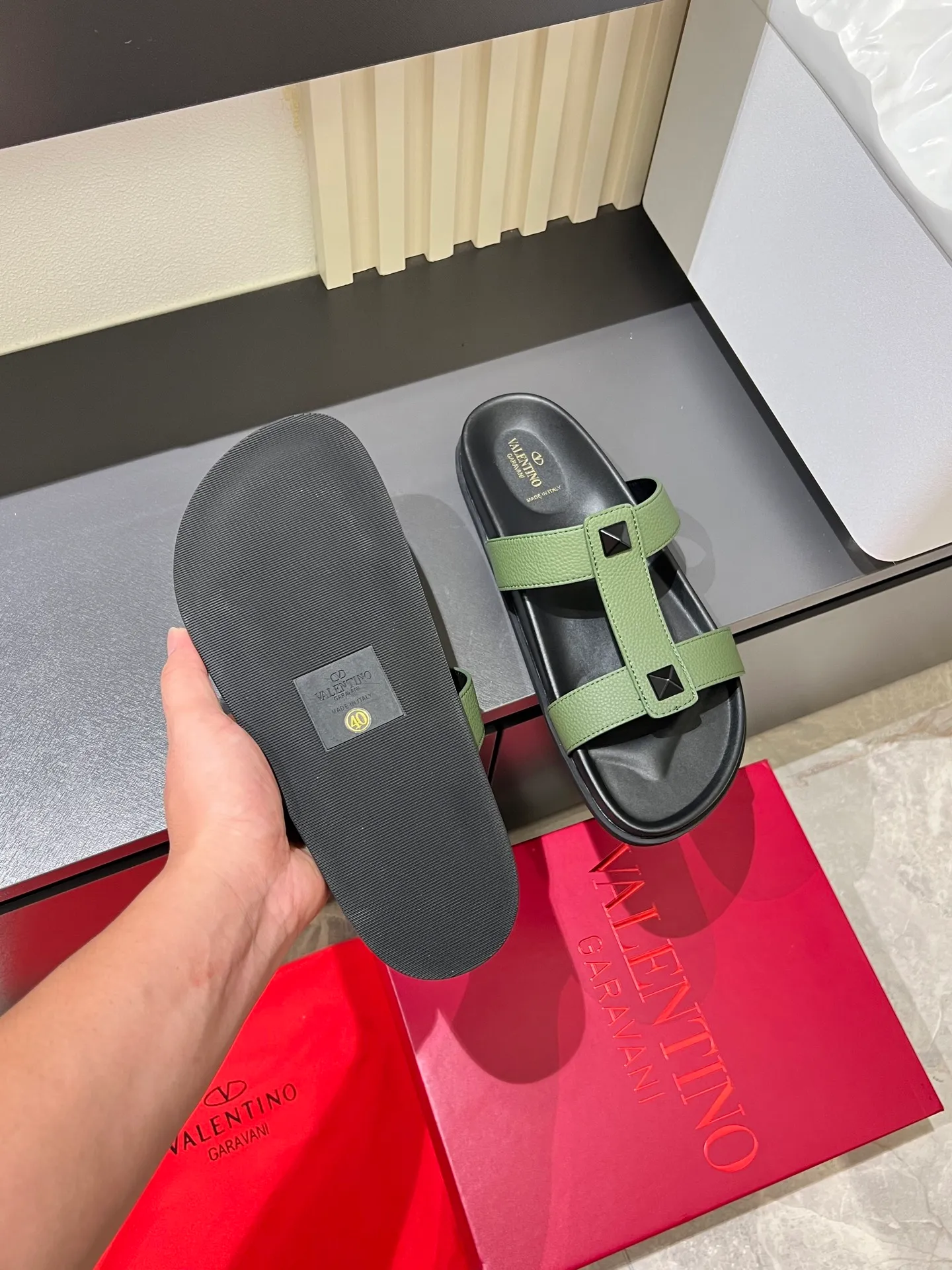Men's shoes 💰p300 VALENTINO Men's 🧍‍♂️ Spring and summer new style metal logo flat slippers, elegant sandals, the same style worn by celebrities, original molding, imported calfskin. Rubber outsole. Soft and durable, full set of counter packaging size: 39-44 (.45.46 customized)